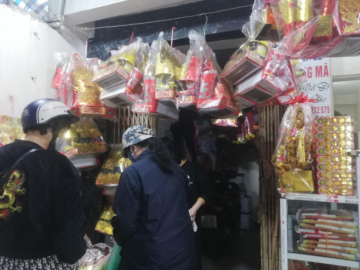 Tại chợ Tân Mai, quận Hoàng Mai, Hà Nội, người dân đi sắm lễ mũ áo ông Công ông Táo, vàng hương theo phong tục tập quán Việt Nam. Ngày 23 tháng Chạp nhằm vào thứ 7 tuần này nên các gia đình có thể cúng lễ từ ngày 21, 22 đến sáng ngày 23 tháng Chạp.