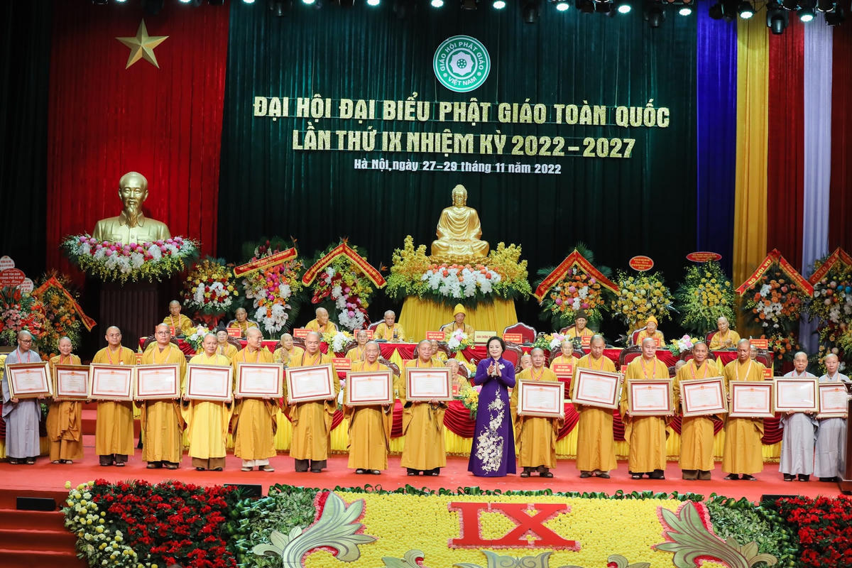 Bộ trưởng Bộ Nội vụ Phạm Thị Thanh Trà trao Bằng khen của Thủ tướng Chính phủ cho các tập thể, cá nhân thuộc GHPG Việt Nam.