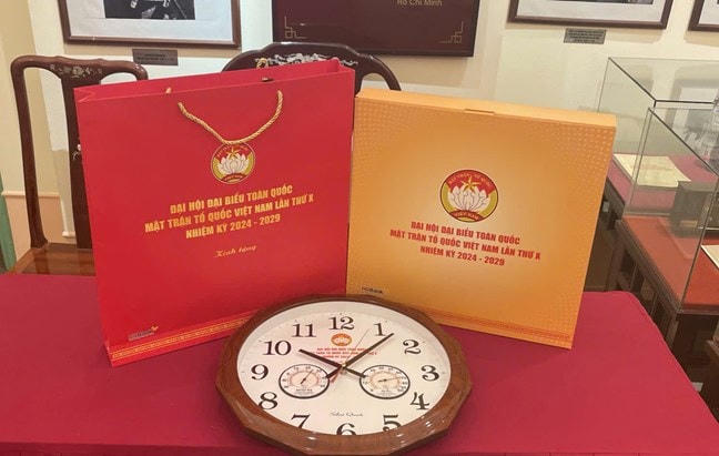 Chiếc đồng hồ ý nghĩa của HDBank gửi tới Đại hội đại biểu toàn quốc MTTQ Việt Nam lần thứ X, nhiệm kỳ 2024-2029.