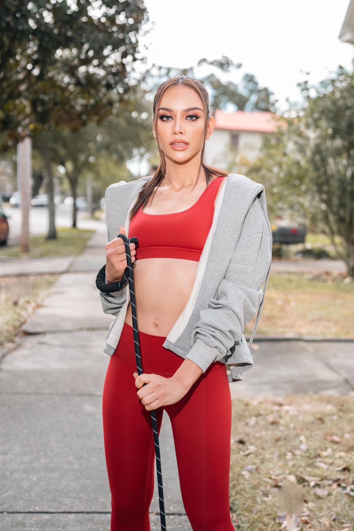 Người đẹp có sự chuẩn bị kỹ khi đến với Miss Universe. Nhiều tháng trước, cô tham gia các buổi huấn luyện catwalk cùng chuyên gia, đầu tư váy áo. Điểm hạn chế của mỹ nhân là khả năng tiếng Anh không quá tốt.