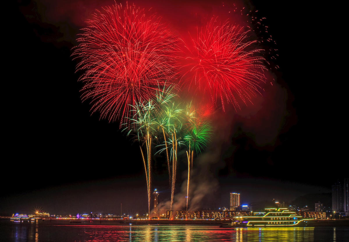 Màn trình diễn pháo hoa rực rỡ trên bầu trời di sản vịnh Hạ Long. Ảnh: CTV