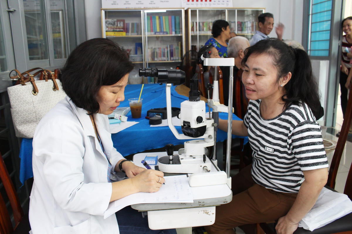 Khám bệnh, phát thuốc hỗ trợ người nghèo tại quận 4, TPHCM.