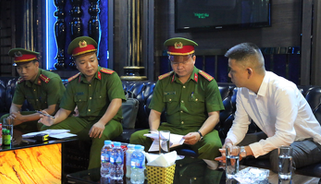 Công an quận Hai Bà Trưng kiểm tra hoạt động quán karaoke trên địa bàn.