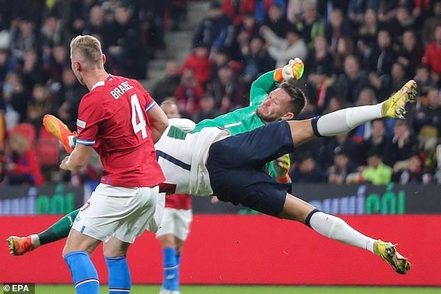 Tác động của thủ môn CH Séc khiến Ronaldo ngã xuống sân (Ảnh: EPA).