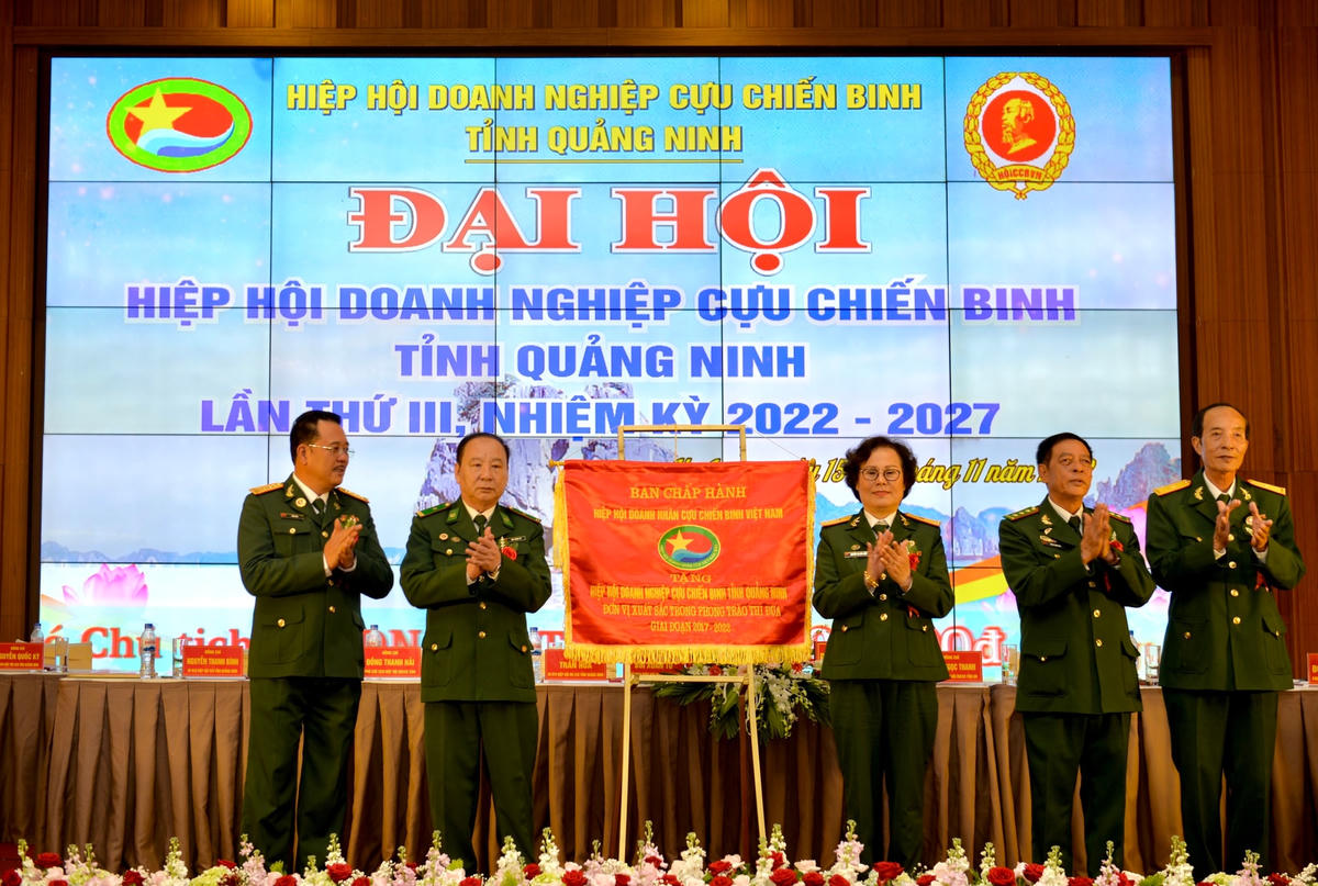 Nhiều tập thể, đơn vị, cá nhân có thành tích xuất sắc thuộc Hiệp hội DN CCB tỉnh Quảng Ninh đã được nhận bằng khen và cờ thi đua.