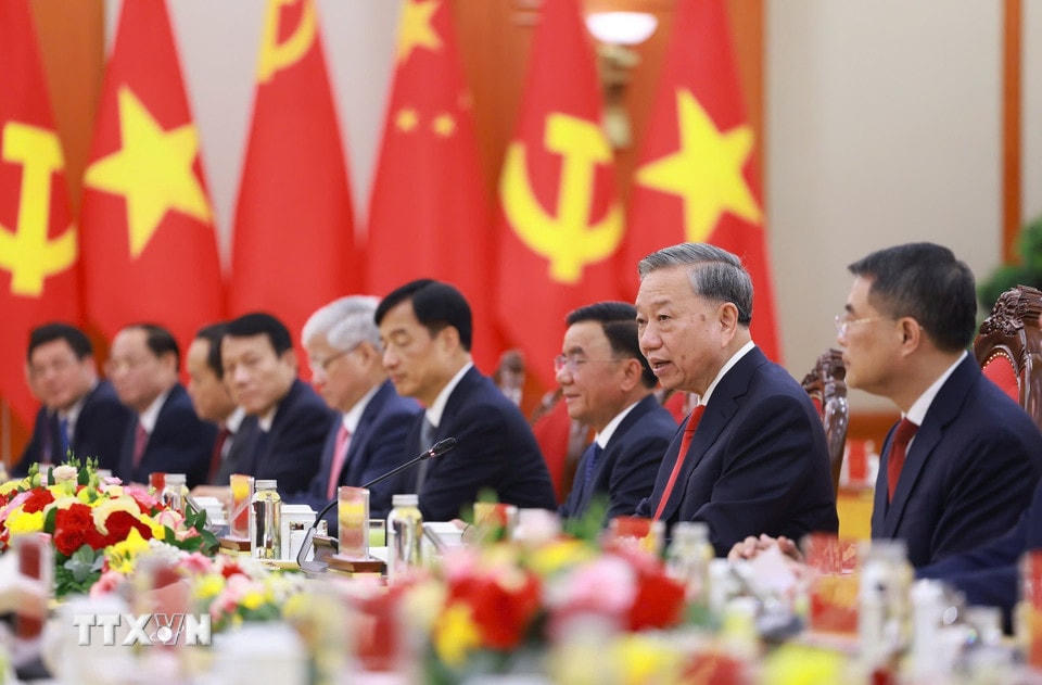 Tổng Bí thư Tô Lâm và Đoàn cấp cao Việt Nam tại cuộc hội đàm với Tổng Bí thư, Chủ tịch nước Trung Quốc Tập Cận Bình. (Ảnh: Dương Giang/TTXVN)