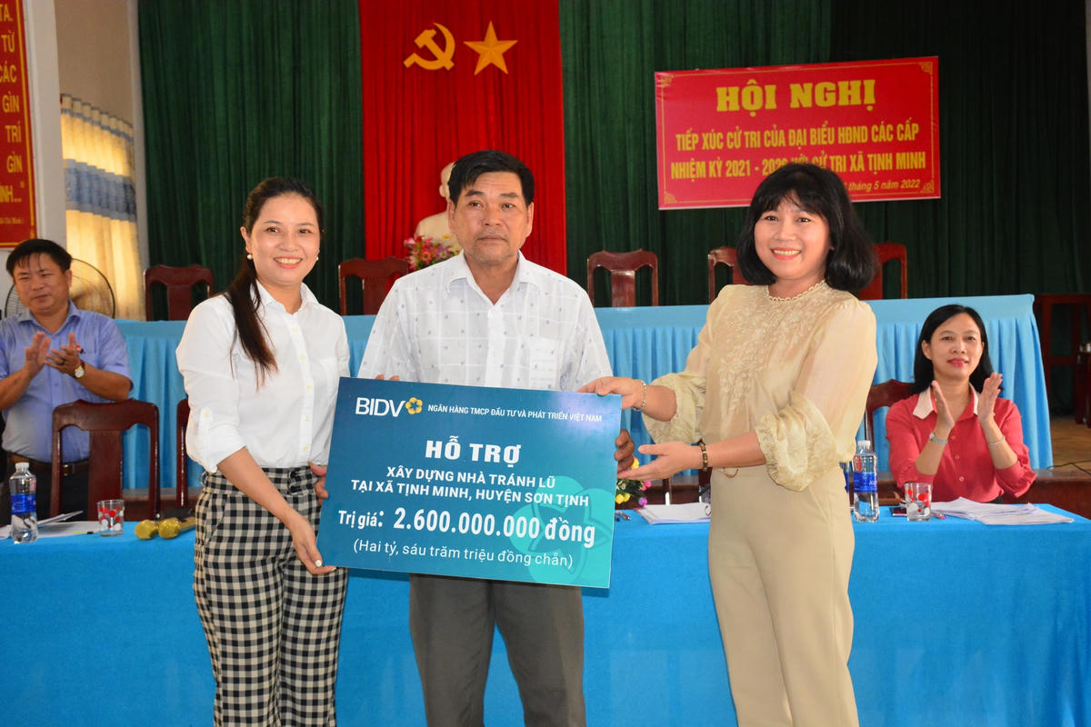 Tổ Đại biểu HĐND tỉnh tại huyện Sơn Tịnh trao tặng 2,6 tỷ đồng xây dựng nhà tránh lũ cho xã Tịnh Minh