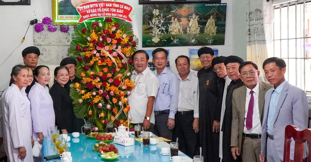 Ủy ban MTTQ Việt Nam tỉnh Cà Mau cùng với các tổ chức tôn giáo trao hoa chúc mừng Ban Đại diện Phật giáo Hoà Hảo tỉnh.