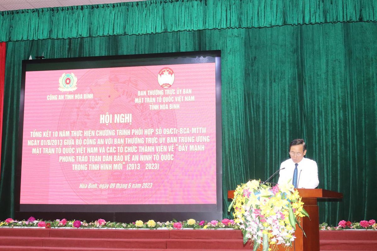 Ông Trần Đức Trường – Phó Chủ tịch Ủy ban MTTQ tỉnh Hòa Bình phát biểu tại hội nghị