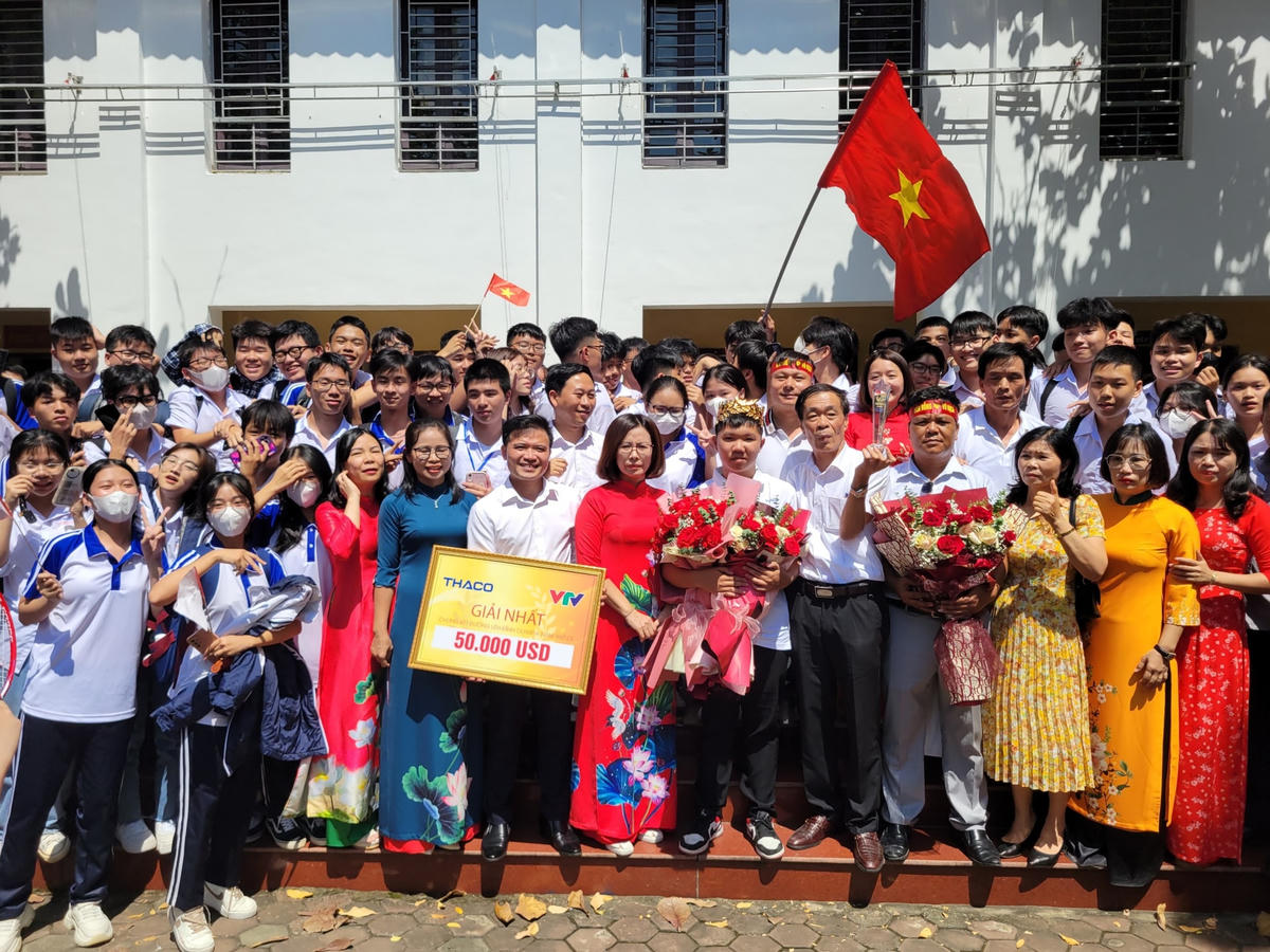 Xuân Mạnh chụp ảnh cùng thầy cô và bạn bè.