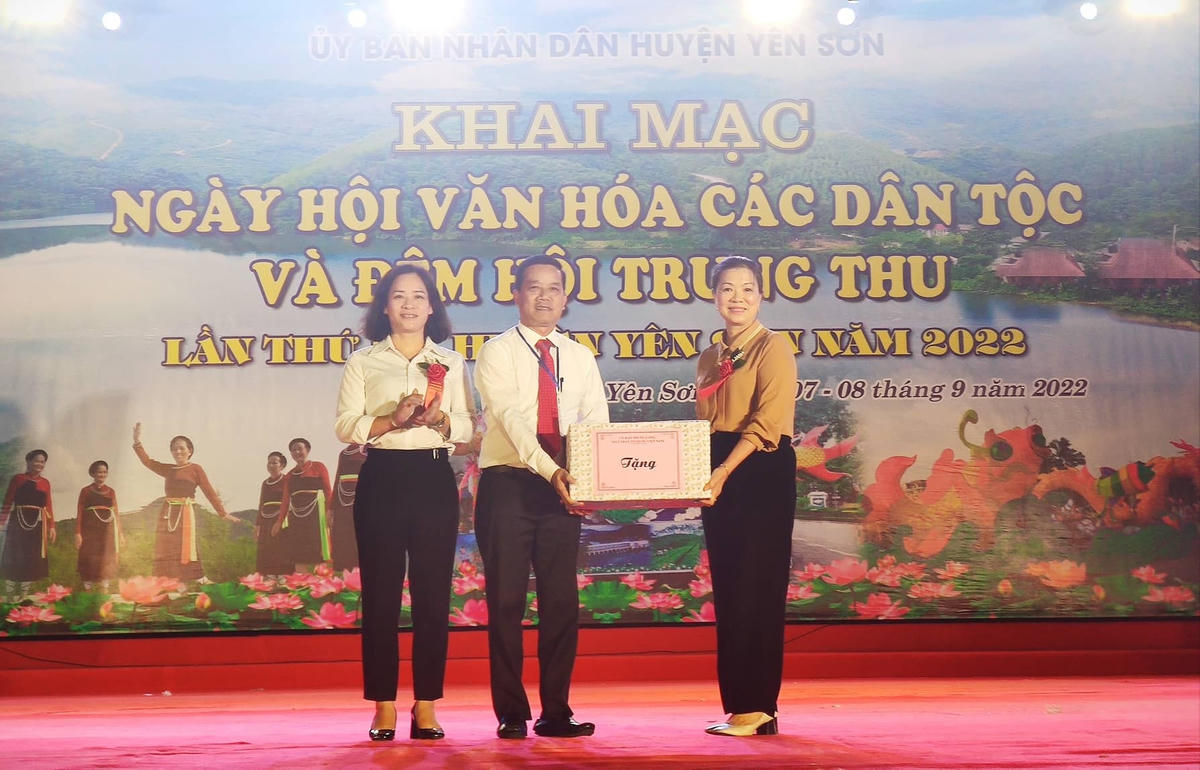 *Tối cùng ngày, Phó Chủ tịch Trương Thị Ngọc Ánh đã tham dự Khai mạc Ngày hội văn hoá các dân tộc và Đêm hội Trung thu lần thứ III, năm 2022 tại huyện Yên Sơn, tỉnh Tuyên Quang. Phó Chủ tịch Trương Thị Ngọc Ánh đã trao tặng 10 triệu đồng cho Quỹ 