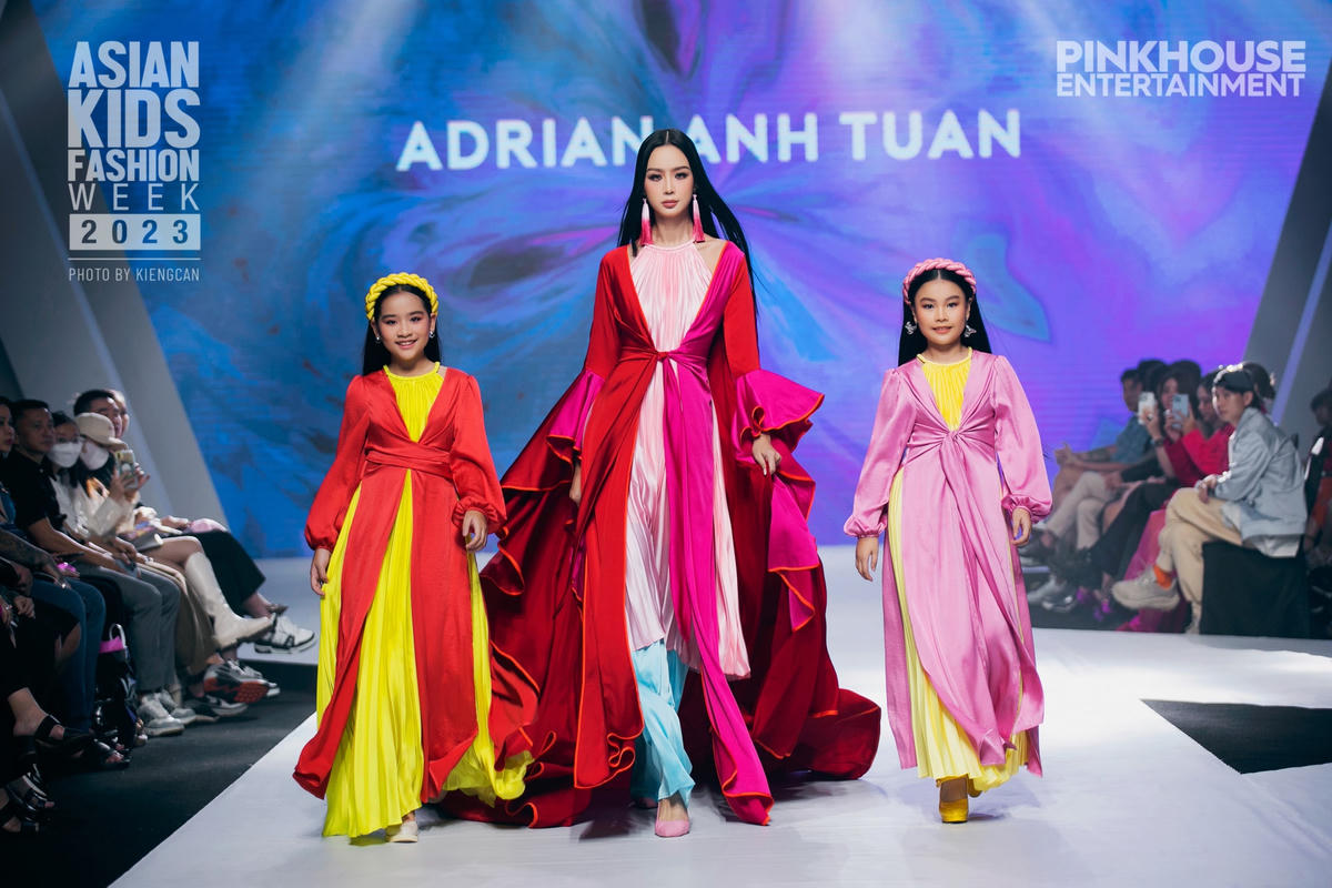 Thảm đỏ năm nay thêm phần rực rỡ khi có sự xuất hiện của Hoa hậu Liên lục địa Lê Nguyễn Bảo Ngọc. Hoa hậu Liên lục địa Bảo Ngọc diễn ở vị kết màn ở BST “Tình ta” của NTK Adrian Anh Tuấn. 