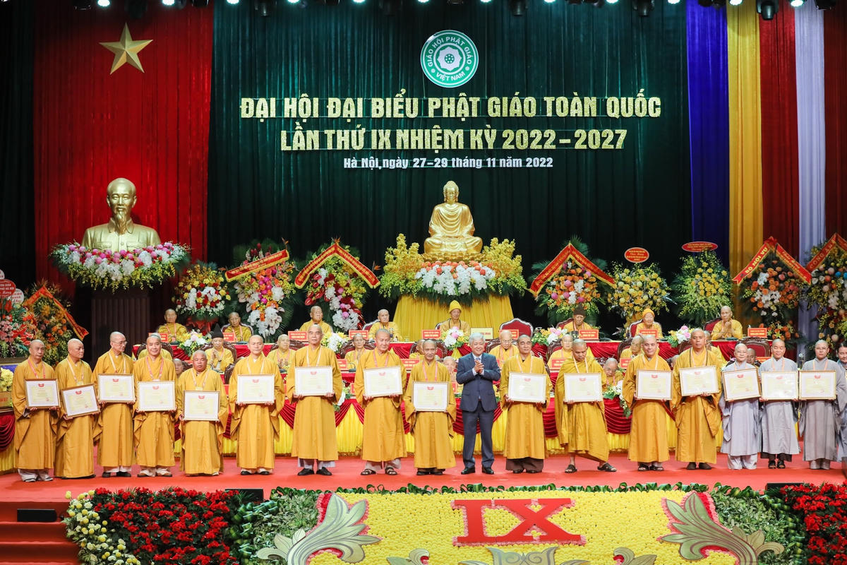 Chủ tịch Đỗ Văn Chiến trao Bằng khen của UBTƯ MTTQ Việt Nam cho các cá nhân tiêu biểu của GHPG Việt Nam.