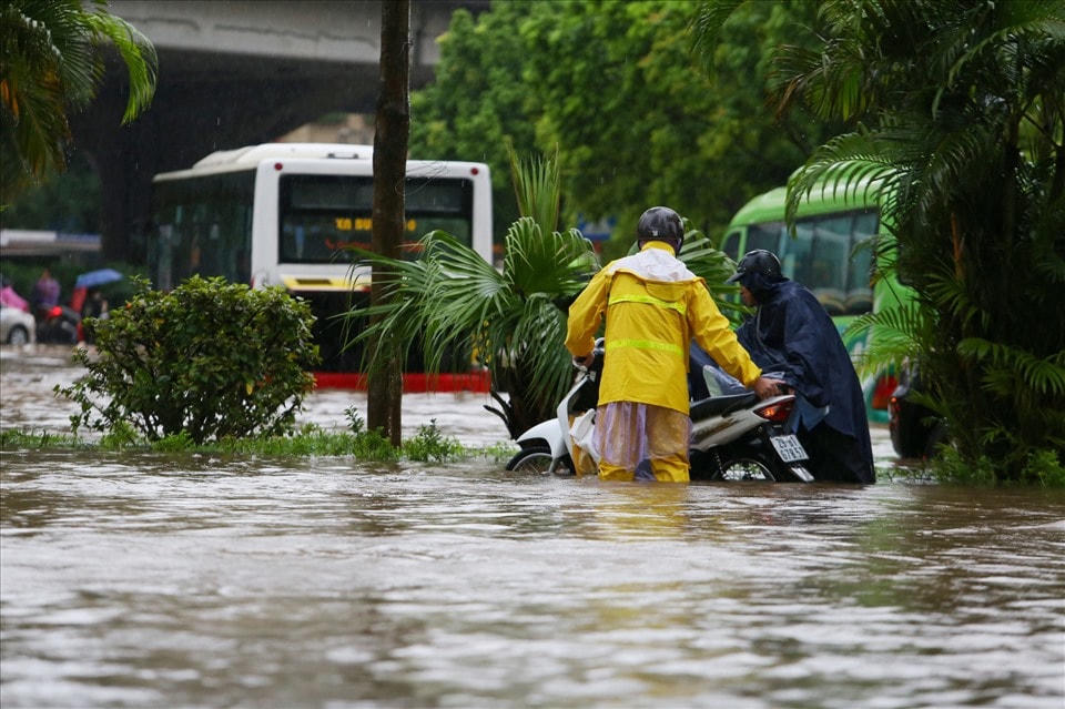 Khu vực tòa nhà Kengnam (Mễ Trì) ngập rất nặng, hướng đi từ ngã tư Phạm Hùng đi Dương Đình Nghệ gần như các phương tiện không thể di chuyển do nước ngập sâu. Ảnh: Báo Lao Động.