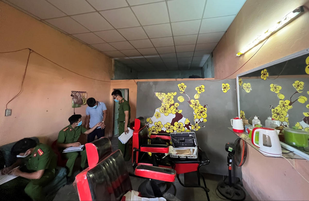 Lực lượng Công an khám nghiệm hiện trường.