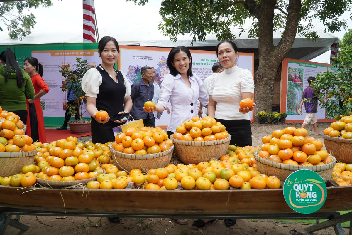 Khách tham quan tại các gian hàng trưng bày.