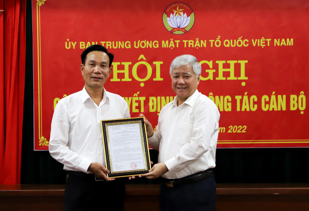 Chủ tịch Đỗ Văn Chiến trao Quyết định bổ nhiệm ông Nguyễn Minh Phú giữ chức Phó Giám đốc Trung tâm Bồi dưỡng cán bộ và Nghiên cứu khoa học MTTQ Việt Nam.