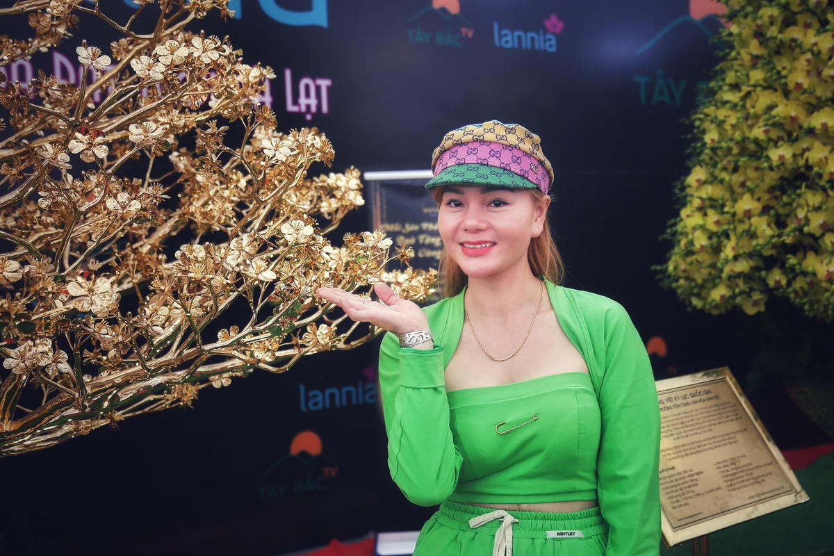 Theo tìm hiểu cây mai được làm từ đồng nguyên khối, mạ vàng 24K với số lượng 120,96 chỉ vàng.