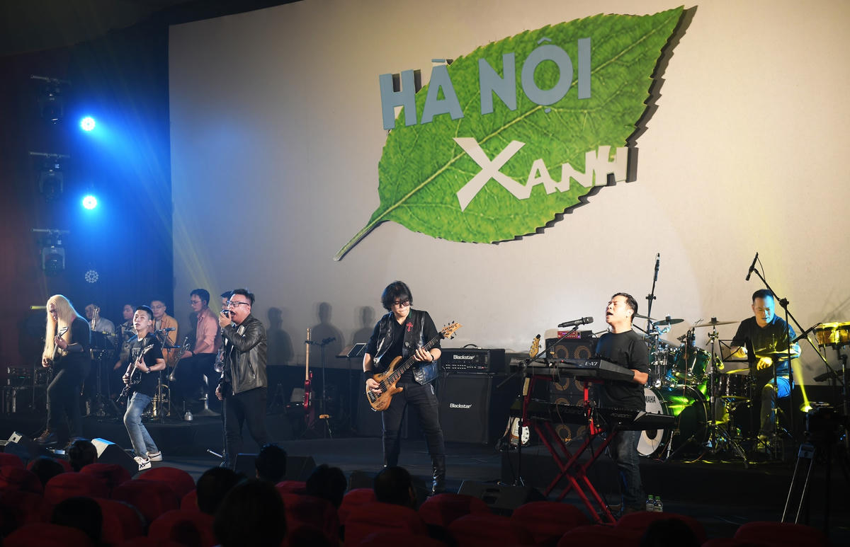 Diễn ra trong vòng 3 tiếng, những bài hát về Hà Nội như:“Nhớ mùa thu Hà Nội”, “Mãi là tuổi thơ tôi Hà Nội”, “Trời Hà Nội xanh”, “Hà Nội đêm trở gió” lần lượt được vang lên đưa người xem chìm đắm trong không gian ấm áp nhưng không kém phần sôi động.
