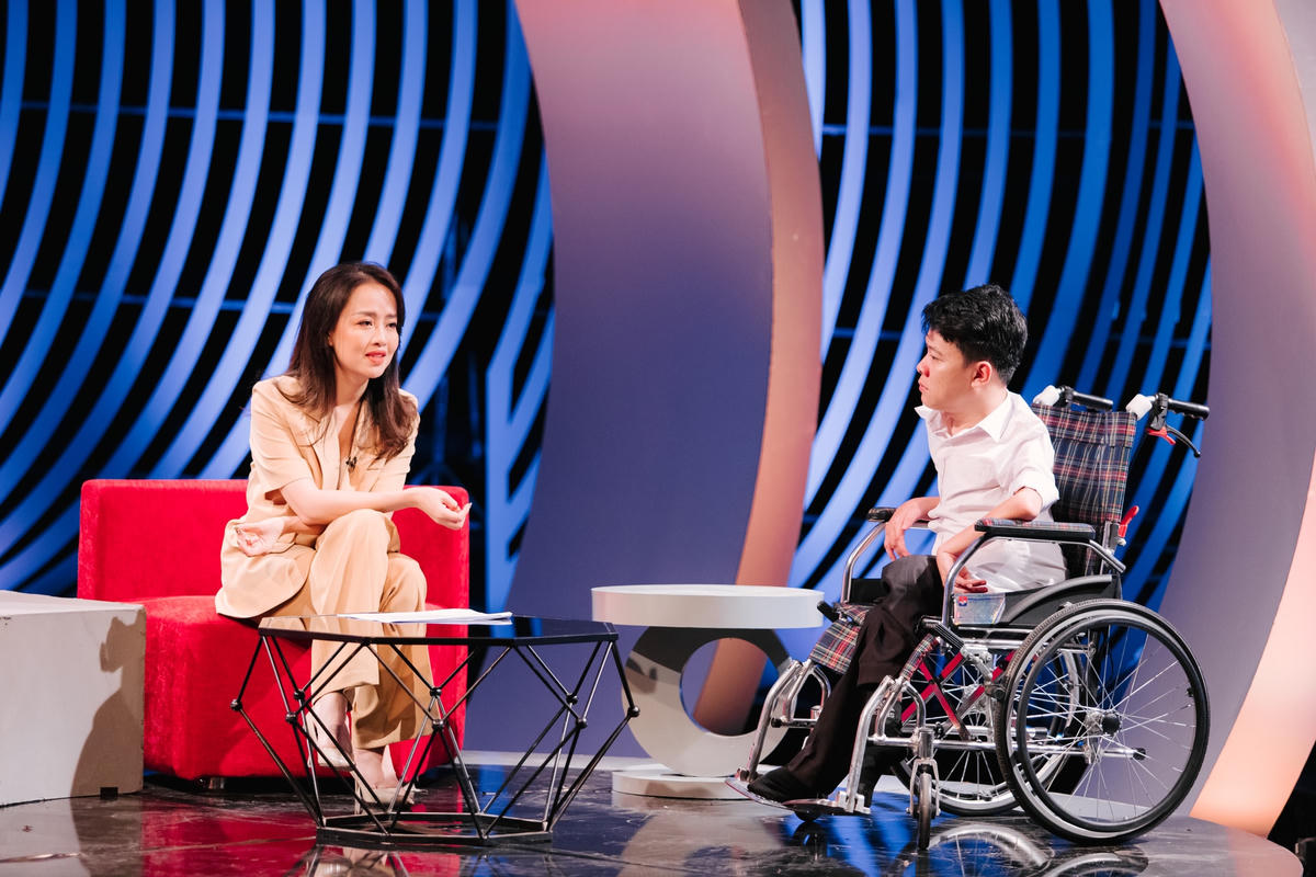 Một cơn sốt bại liệt đã khiến anh Hậu từ một cậu bé khỏe mạnh, hoạt bát phải ngồi xe lăn.