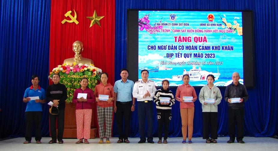 Hải đoàn 21 tặng quà Tết cho người nghèo ở Quảng Nam.