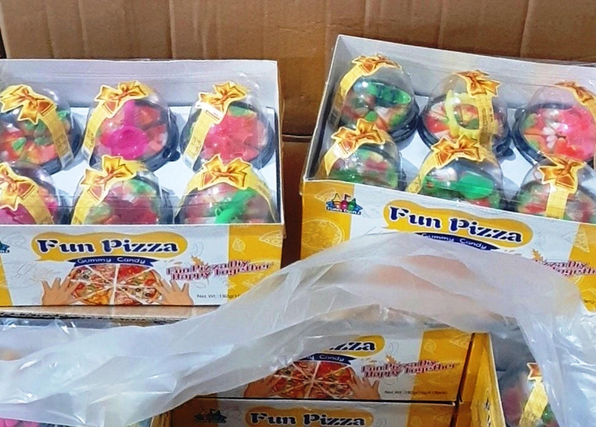 Số bánh kẹo không rõ nguồn gốc tại cơ sở Dũng Oanh. (Ảnh: CA Quảng Nam).