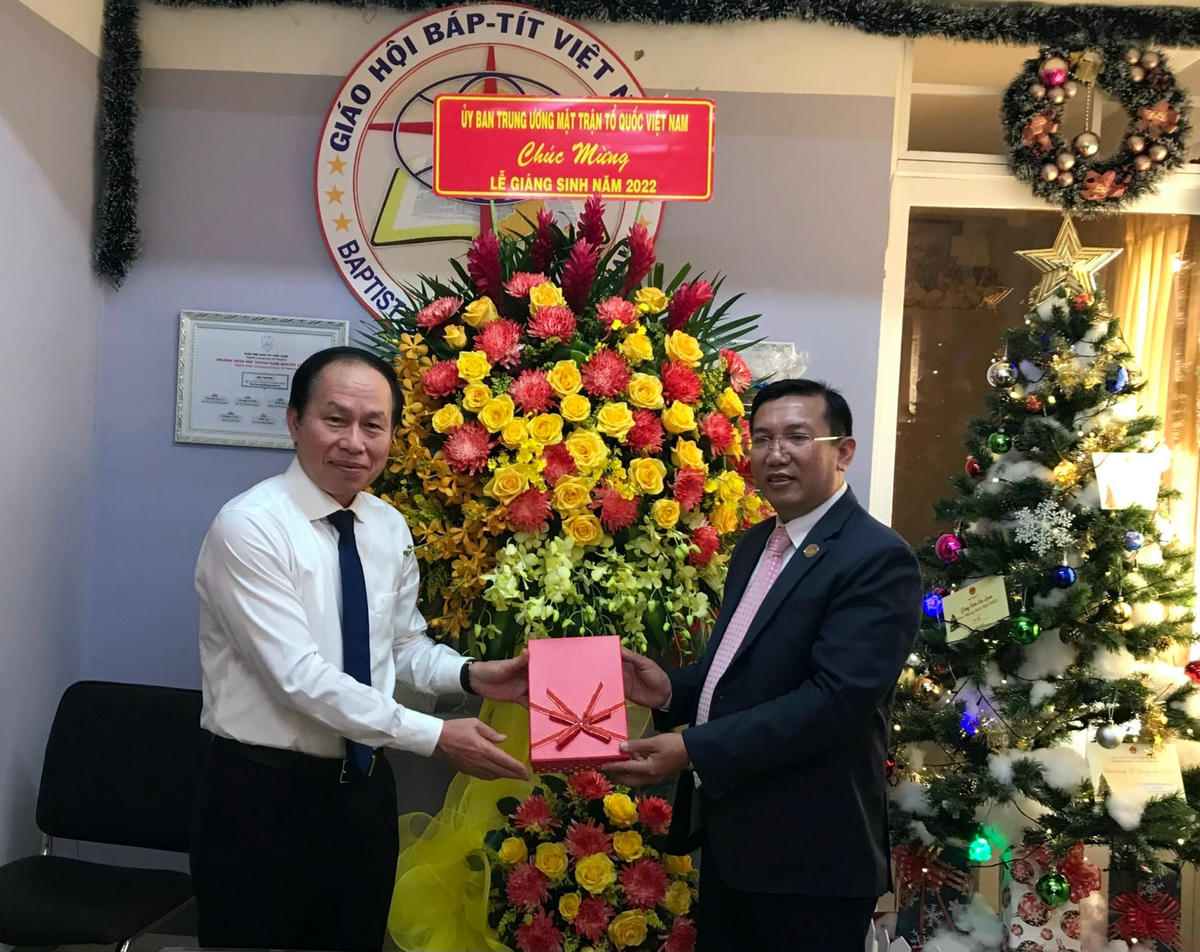 Phó Chủ tịch - Tổng Thư Ký Lê Tiến Châu chúc mừng Giáng sinh và năm mới đến lãnh đạo Giáo hội Báp-tít Việt Nam.