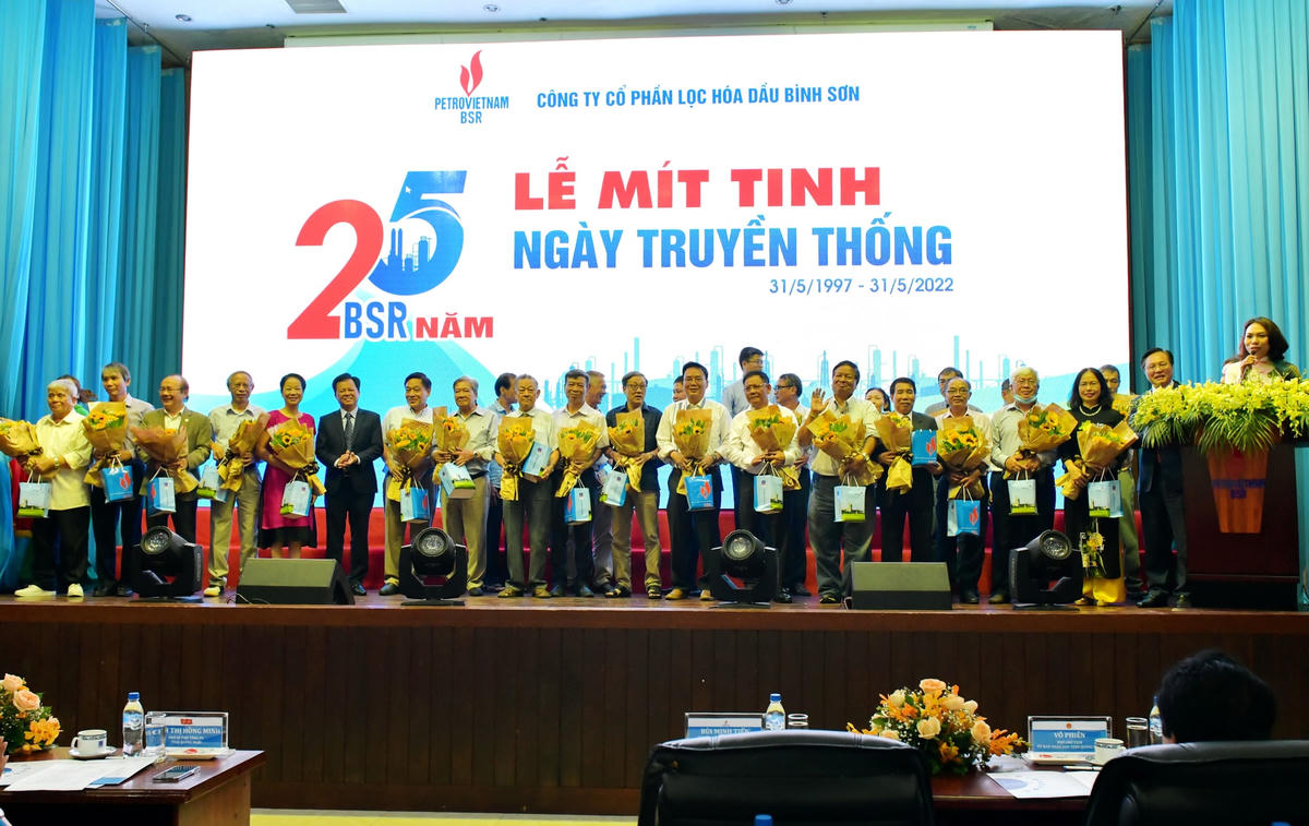 Lãnh đạo tỉnh Quảng Ngãi, Tập đoàn Dầu khí Việt Nam, Công đoàn Dầu khí Việt Nam và nguyên lãnh đạo BSR qua các thời kỳ về dự lễ kỷ niêm.