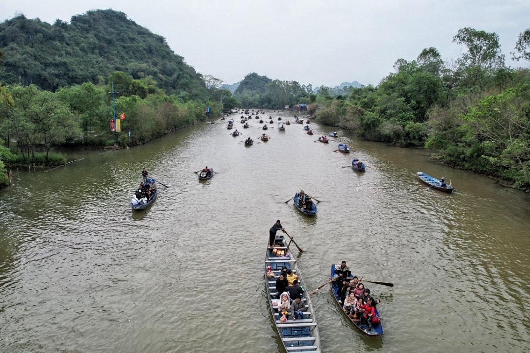 Do dịch bệnh Covid-19, Khu di tích thắng cảnh Hương Sơn - chùa Hương tổ chức khai hội trở lại sau 2 năm vắng vẻ do dịch bệnh Covid-19. Theo đó, để đáp ứng nhu cầu nguyện vọng của nhân dân trên địa bàn huyện và du khách thập phương về tham quan lễ phật đầu năm, lễ hội chùa Hương diễn ra từ ngày 23/1 đến 23/4.