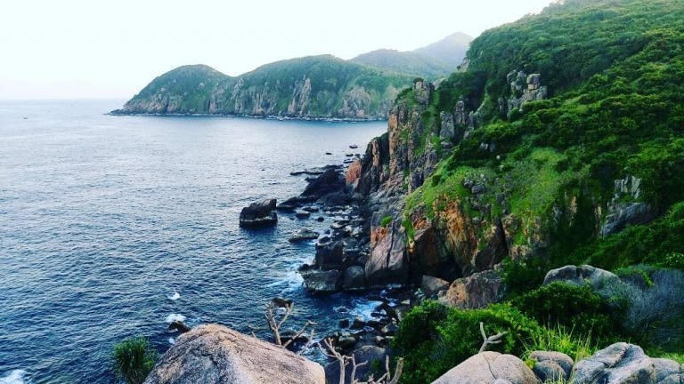 Vị trí đẹp tại thôn Phước Tân, xã Hòa Tâm, huyện Đông Hòa (Phú Yên) là mũi Điện ở Phú Yên được xem là một trong những địa điểm đầu tiên thuộc lãnh thổ Việt Nam đón ánh mặt trời mỗi buổi bình minh lên.