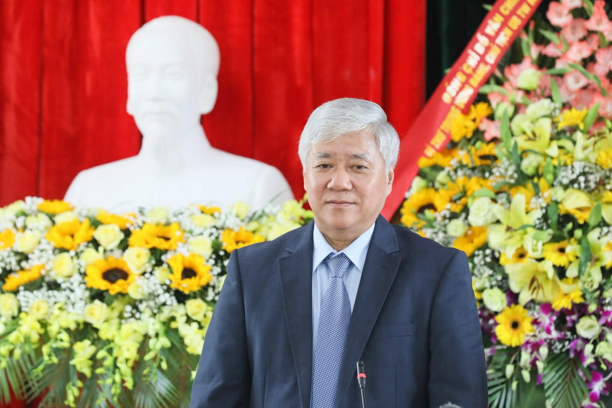 Chủ tịch Đỗ Văn Chiến mong rằng, tập thể cán bộ giáo viên nhà trường với tình yêu nghề nghiệp sẽ tiếp tục nỗ lực vượt khó.