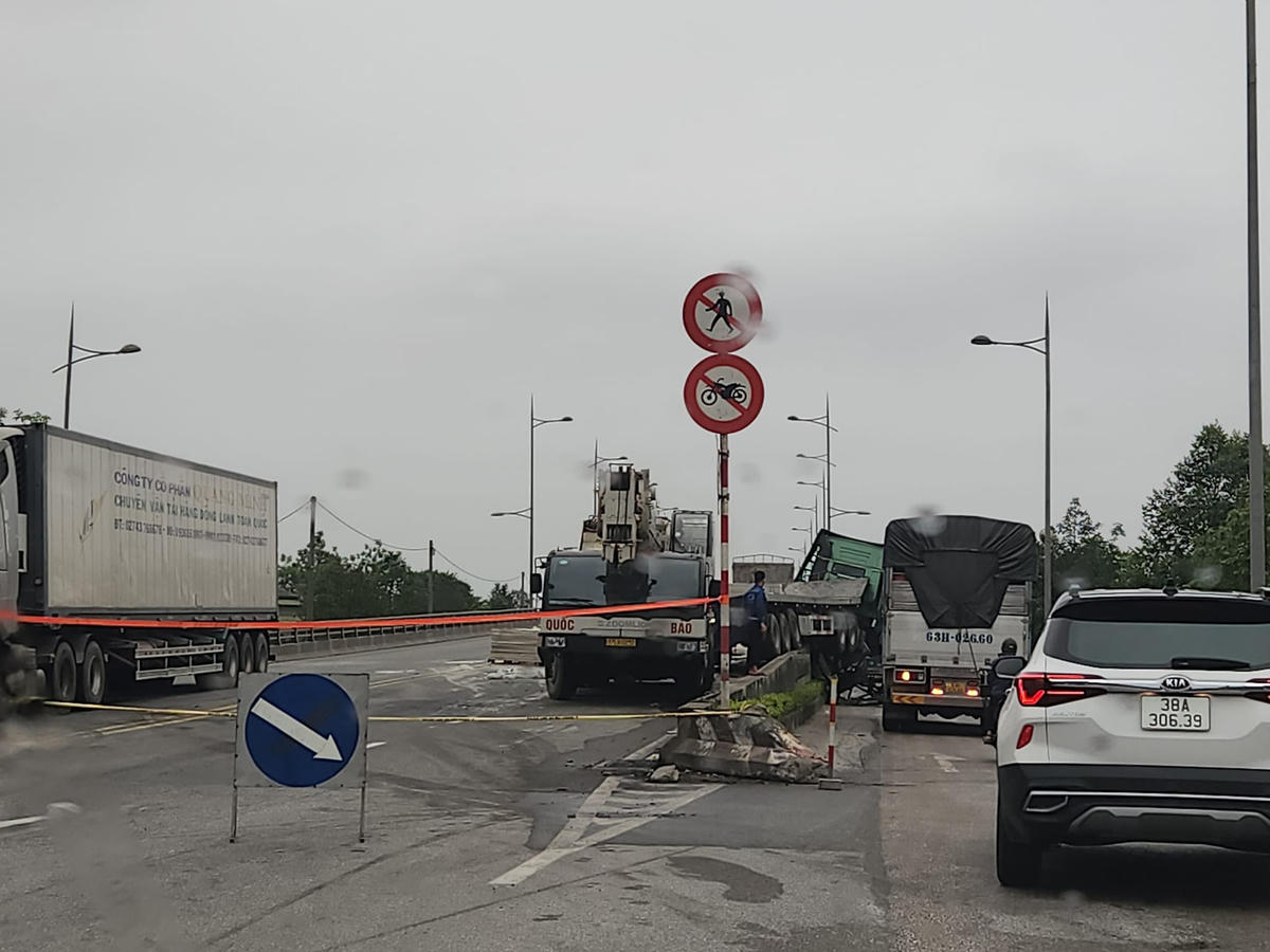 Lực lượng cảnh sát phân luồng giao thông, đảm bảo thông suốt trên tuyến đường.