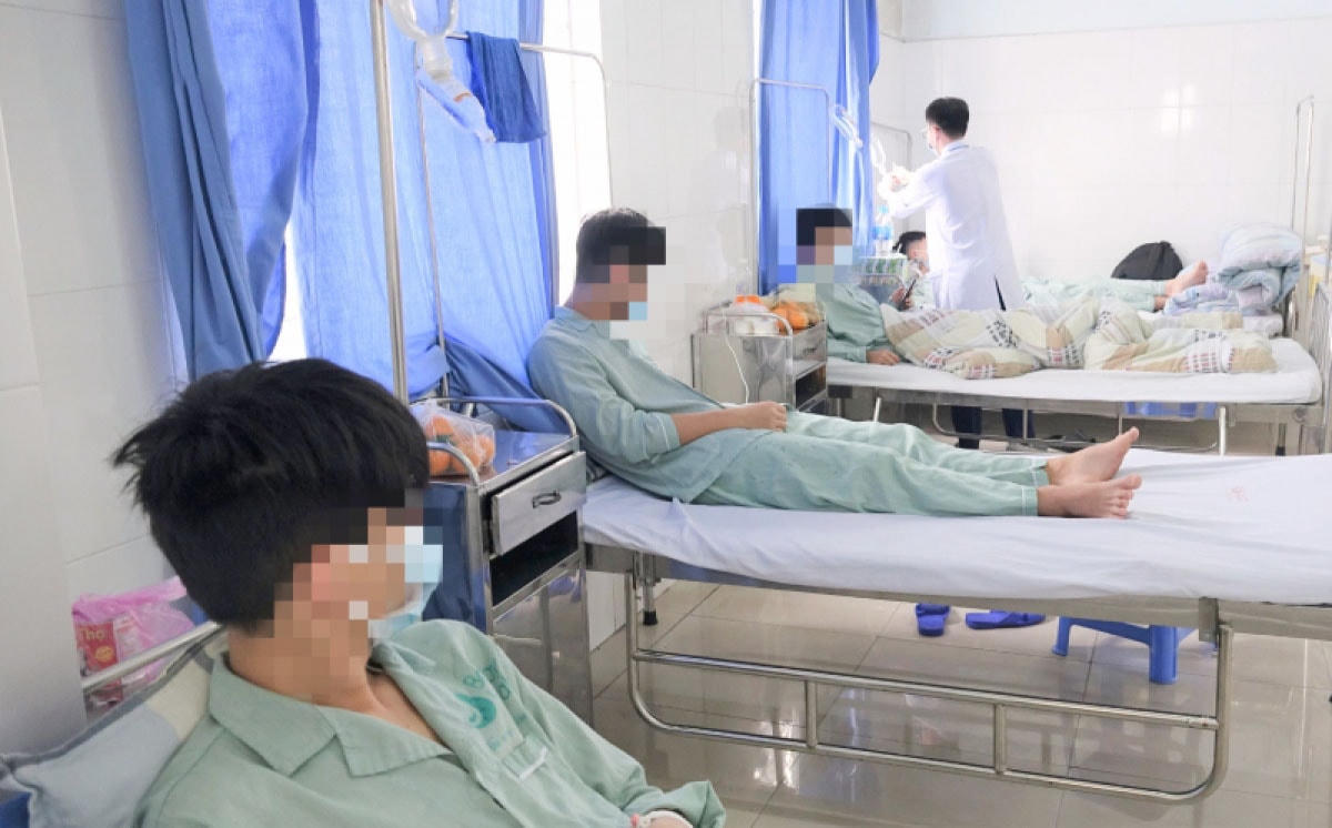 4 thiếu niên 15 tuổi, sau khi hút thuốc lá điện tử được đưa vào Bệnh viện Bãi Cháy, Quảng Ninh cấp cứu. Ảnh: Huyền Chi.  