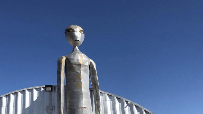 Từ những hình dung, người ta đã dựng lên cả tượng để mô phỏng về “người ngoài hành tinh”.  