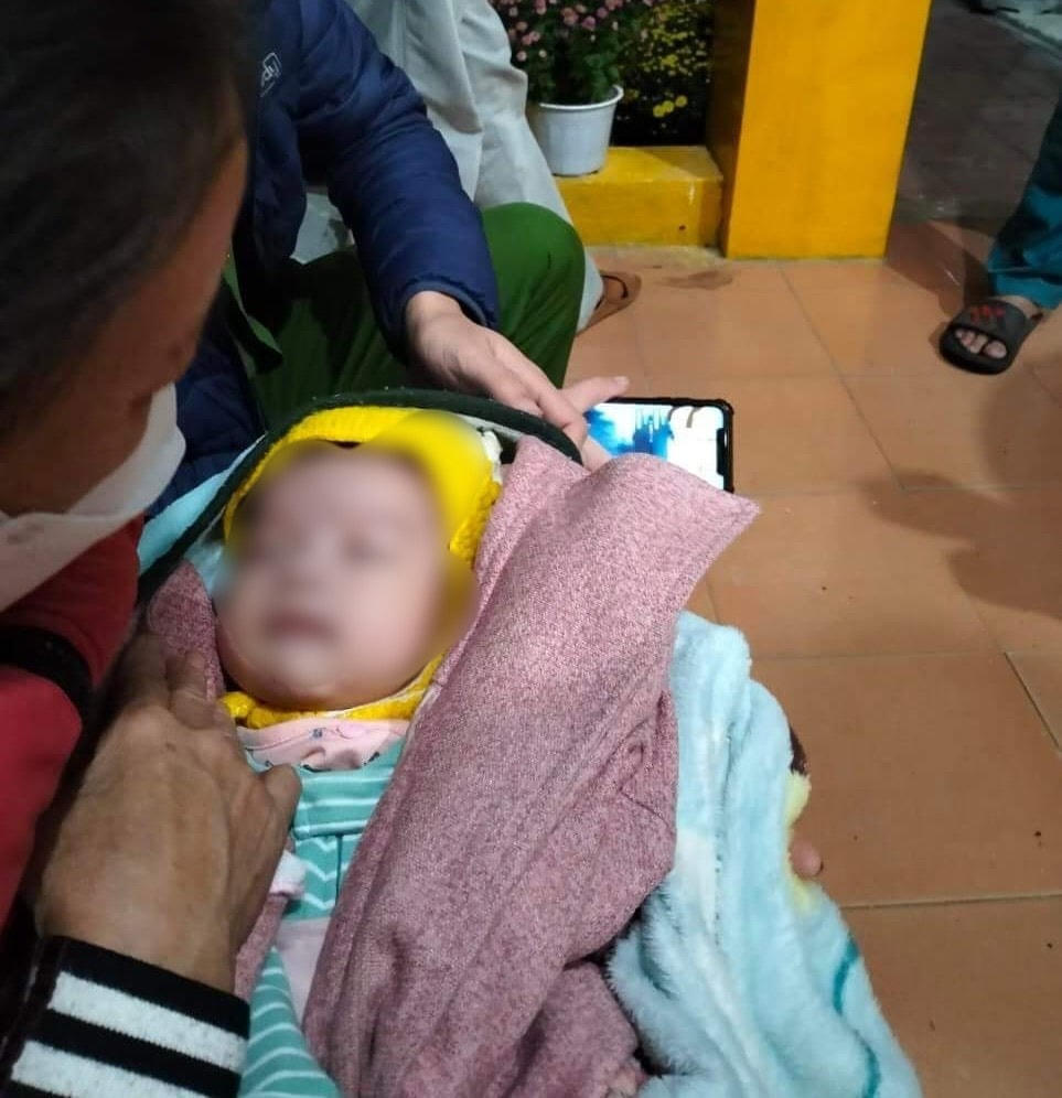 Bé trai 2 tháng tuổi bị bỏ rơi.