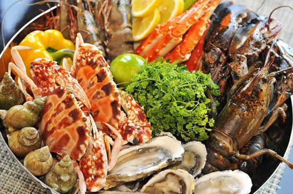 Khi ăn hải sản cần lưu ý các dấu hiệu phản ứng của cơ thể.
