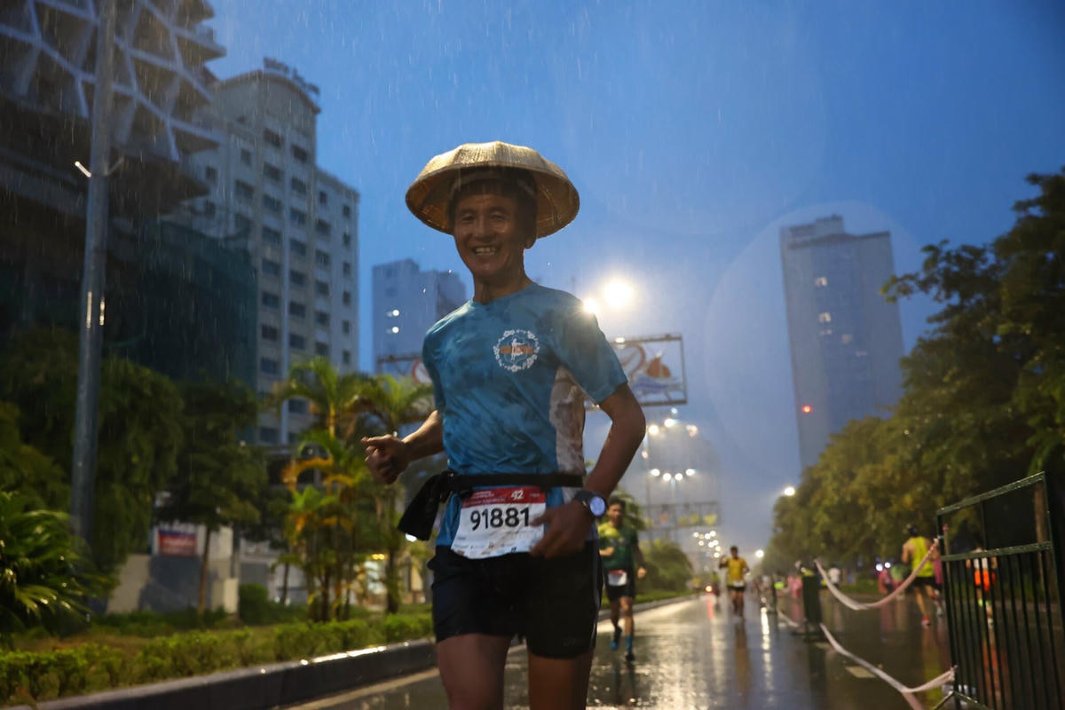 Ý tưởng che mưa thú vị tại VnExpress Marathon Amazing Halong 2023.