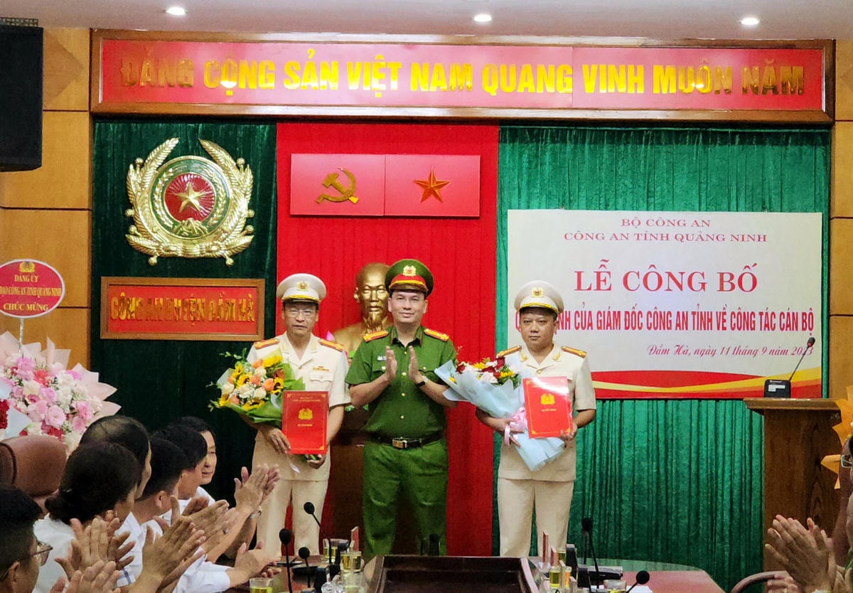Thượng tá Cù Quốc Thắng, Phó Giám đốc Công an tỉnh Quảng Ninh trao Quyết định của Giám đốc Công an tỉnh cho 2 tân Phó Trưởng Công an huyện Đầm Hà. Ảnh: Công an tỉnh Quảng Ninh.