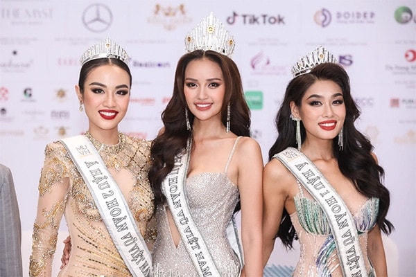 Không chỉ Hoa hậu Hòa bình, Hoa hậu Hoàn vũ cũng vướng vào ồn ào mất bản quyền tên gọi. 