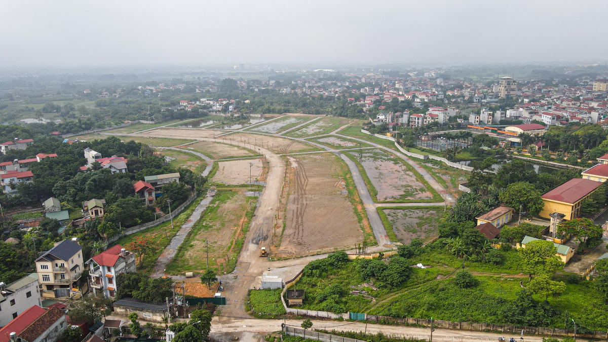 Dự án Tiểu khu nhà ở Đồi Dền có địa chỉ tại xã Trung Sơn Trầm (nay phường Trung Sơn Trầm), thị xã Sơn Tây, Hà Nội do Công ty cổ phần Thương mại và Xây dựng Á Châu làm chủ đầu tư. Dự án đã được UBND thành phố Hà Nội chấp thuận tại Quyết định số 912/QĐ-UBND ngày 11/7/2008.