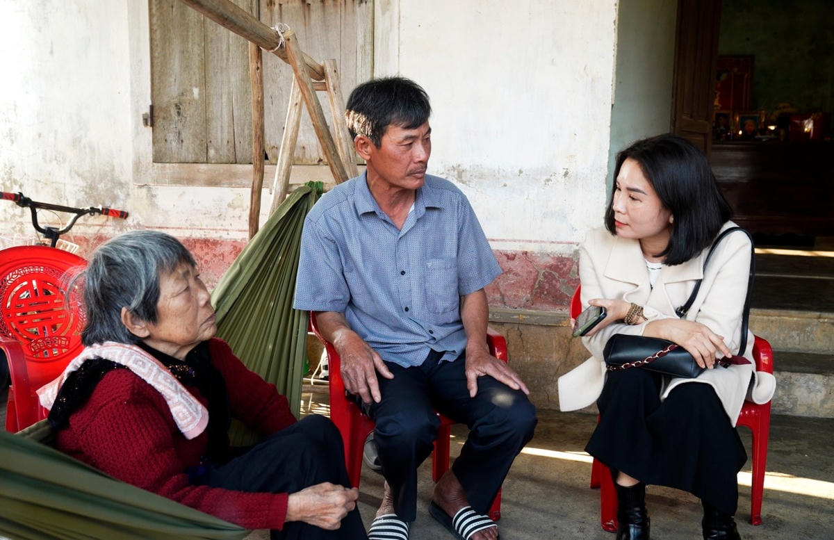 Nhà báo Hạnh Nguyên (bên phải) trong một lần tác nghiệp.Trong cuộc đấu tranh phòng, chống tham nhũng, tiêu cực, là phóng viên thường xuyên viết thể loại điều tra, phản ánh, tôi phải chịu không ít áp lực.