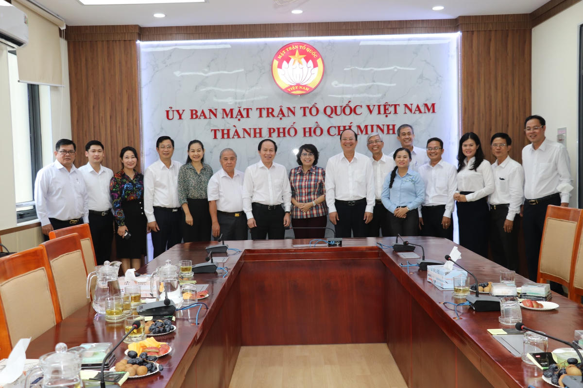 Đoàn công tác chụp ảnh lưu niệm cùng với đại diện lãnh đạo TP HCM.