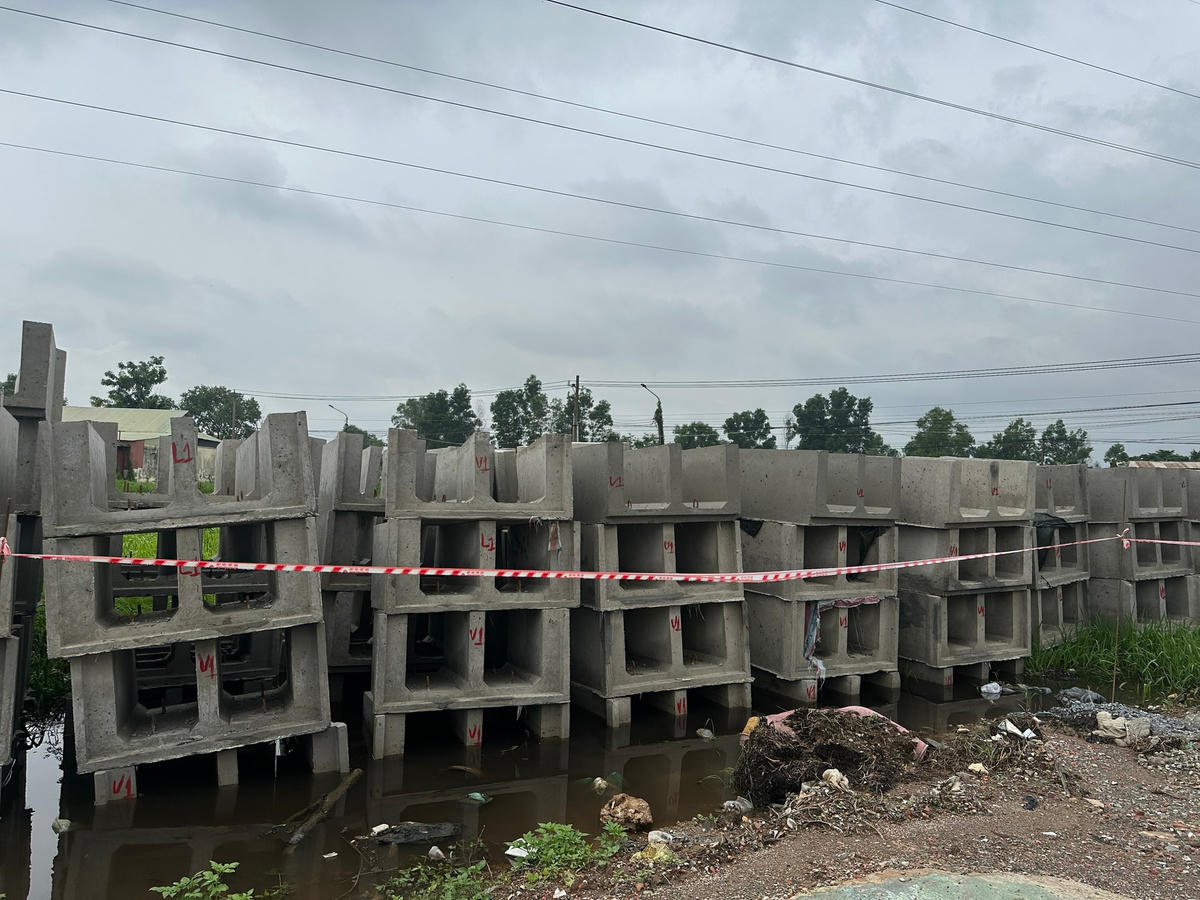 Cấu kiện bê tông xếp lớp chưa biết khi nào thi công. Ảnh: Mạnh Thìn.