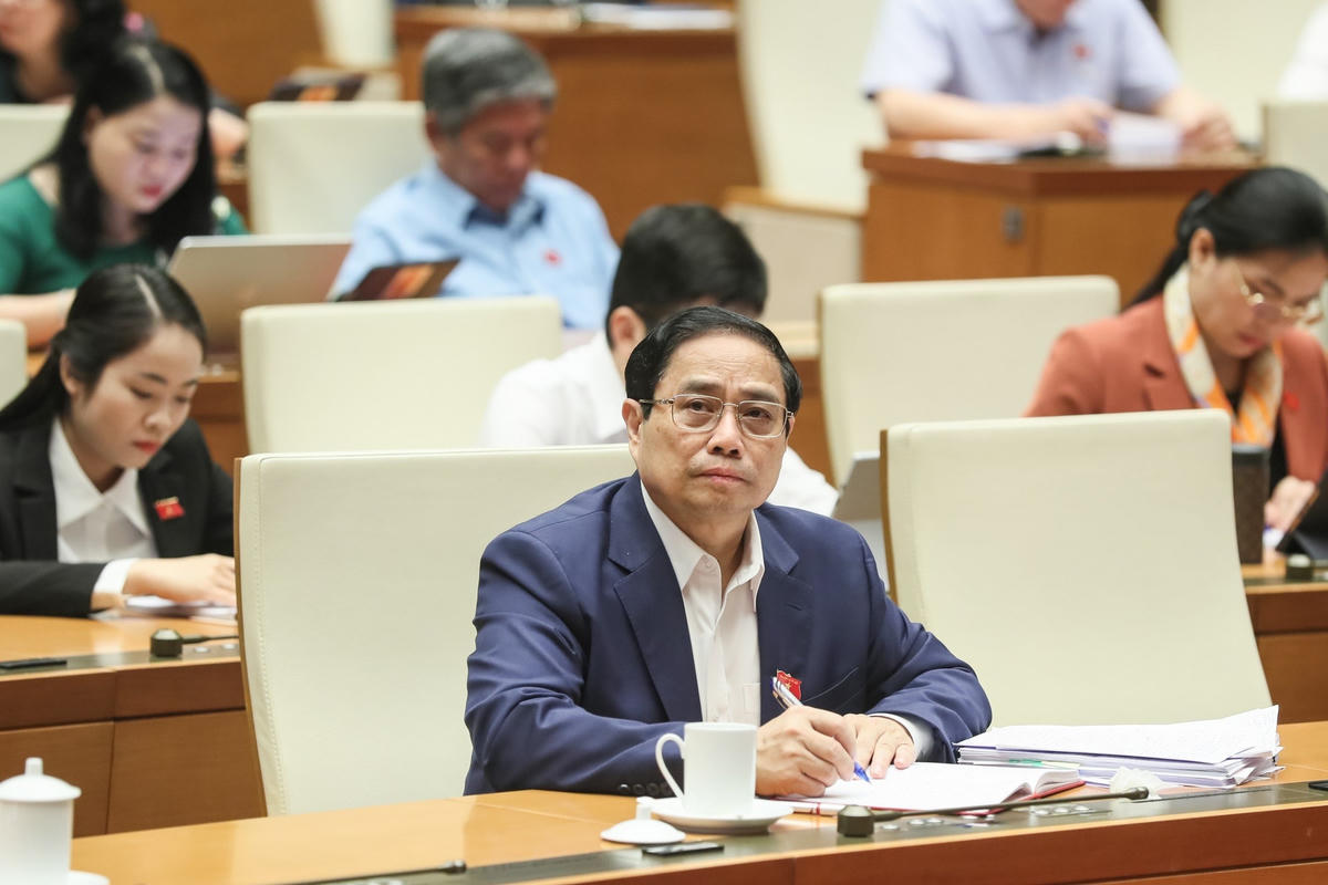 Thủ tướng Phạm Minh Chính nghe và ghi ý kiến các ĐBQH thảo luận về tình hình kinh tế xã hội. Ảnh: Quang Vinh.