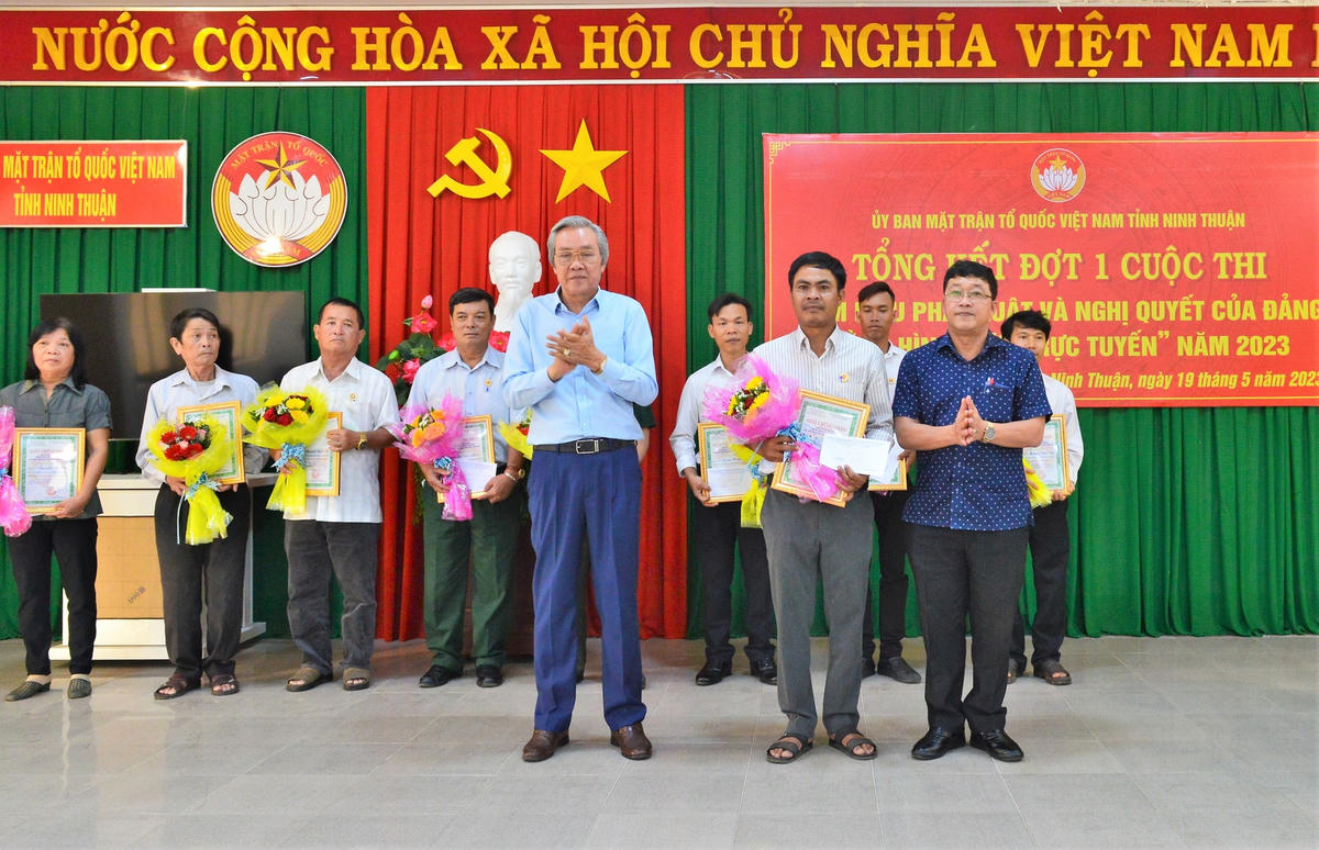 Ông Lê Văn Bình, Chủ tịch Ủy ban MTTQ  Việt Nam tỉnh Ninh Thuận, trao trao cho các thí sinh đạt giải.