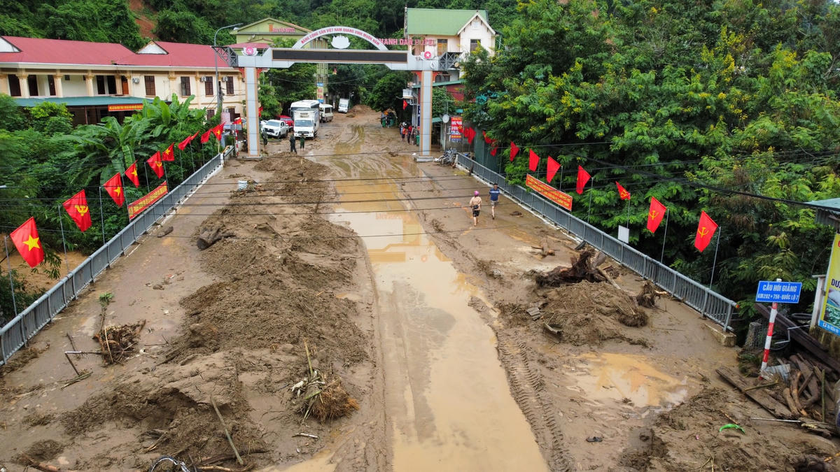 Thị trấn Mường Xén ngổn ngang bùn đất sau trận lũ.