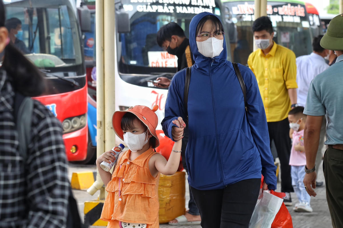 Hà Nội: Bến xe đông nghịt người dân rời phố về quê trước kỳ nghỉ lễ 30-4