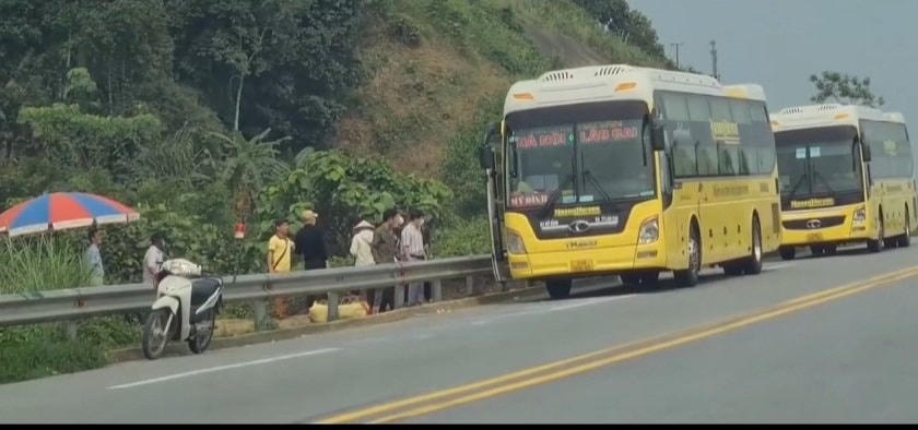 Hàng loạt xe khách Hà Sơn - Hải Vân đỗ hàng dài đón khách trên cao tốc Nội Bài - Lào Cai.