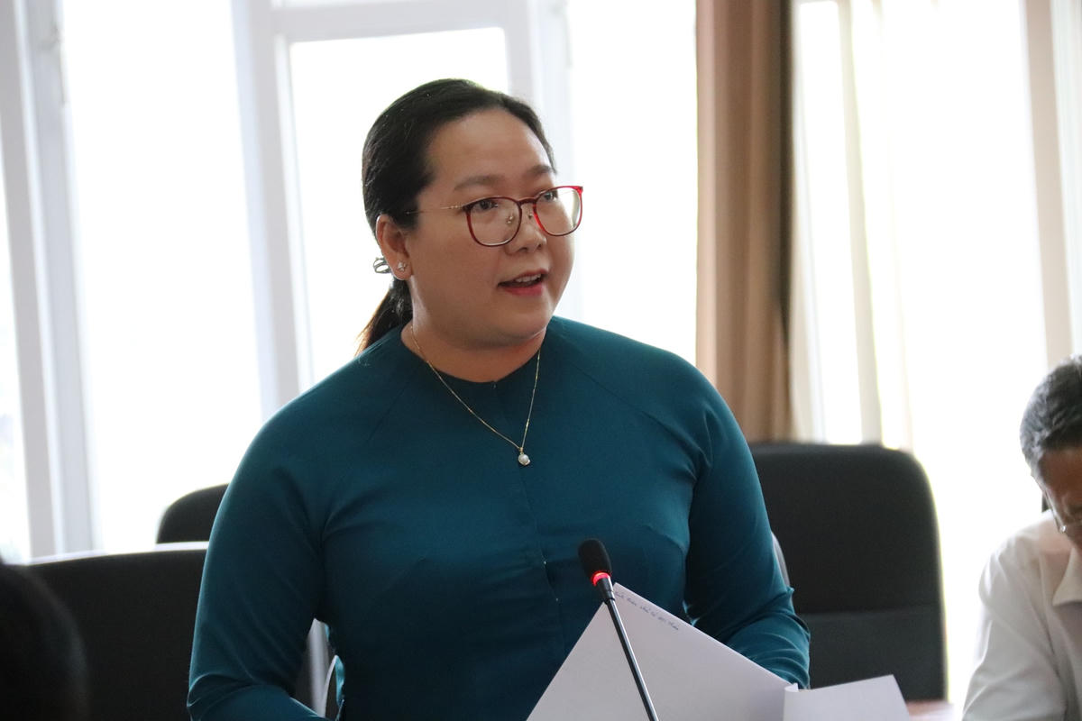 Bà Nguyễn Thị Hồng Nhung, Chủ tịch Ủy ban MTTQ Việt Nam tỉnh Bến Tre phát biểu tham luận tại hội thảo.