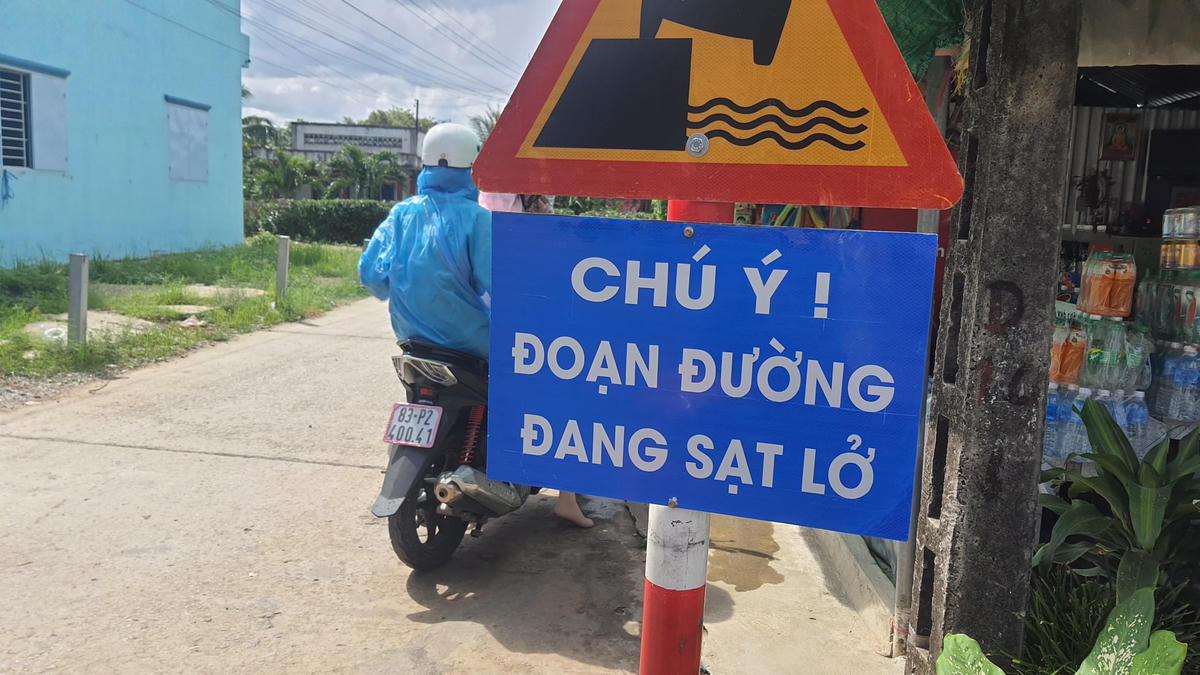 Cắm biển cảnh báo đường đang sạt lở.